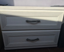 Продам двухспальную кровать с прикроватными тумбами и матрасом