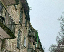 Балкон разрушен, у подъезда — завалы: под Калининградом крыша не выдержала веса льда (фото инцидента)