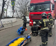 Пожилая женщина пострадала в ДТП с грузовиком на перекрестке в Калининграде
