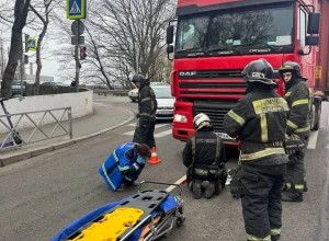 Пожилая женщина пострадала в ДТП с грузовиком на перекрестке в Калининграде