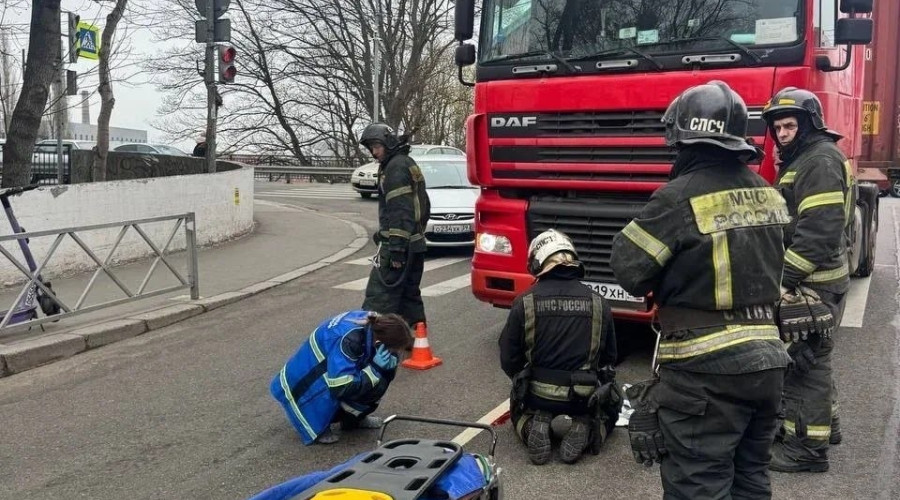 Пожилая женщина пострадала в ДТП с грузовиком на перекрестке в Калининграде