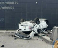 В Светлом автомобиль Volkswagen врезался в фасад здания и опрокинулся