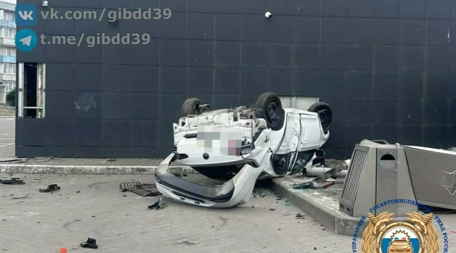 В Светлом автомобиль Volkswagen врезался в фасад здания и опрокинулся