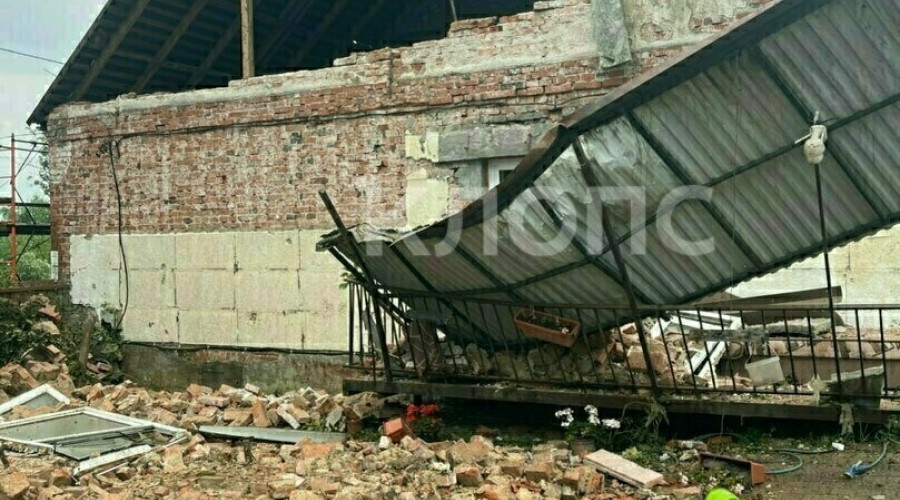 «Сердце сжалось, будто кровь остановилась»: под Калининградом смерч лишил дома три семьи