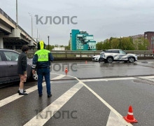 В Калининграде на Парадной набережной столкнулись внедорожник и легковушка, пострадали два человека