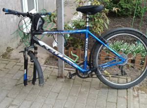 У дома на улице Шаманова с велосипеда сняли колесо