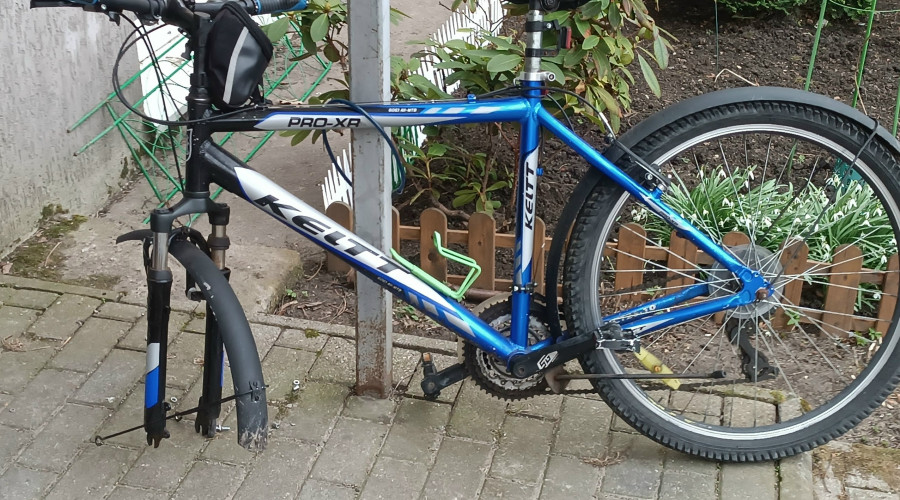 У дома на улице Шаманова с велосипеда сняли колесо