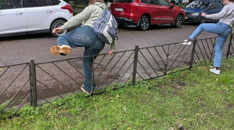 После ливня в Калининграде дорогу к поликлинике на Университетской затопило