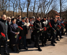 У мемориала 1200 гвардейцам в Калининграде прошла церемония возложения цветов в день годовщины штурма Кёнигсберга