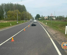 В Нестеровском районе мопедист наехал на пешехода, двигавшегося по краю дороги