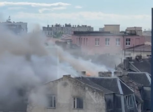 В Калининграде на улице Рижской произошёл пожар на кровле нежилого строения