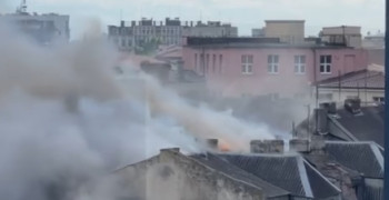 В Калининграде на улице Рижской произошёл пожар на кровле нежилого строения