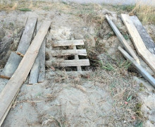 Жители Балткоса вырыли рвы на дюнах, чтобы остановить поток машин туристов