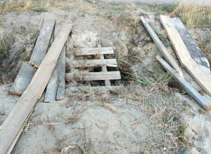 Жители Балткоса вырыли рвы на дюнах, чтобы остановить поток машин туристов
