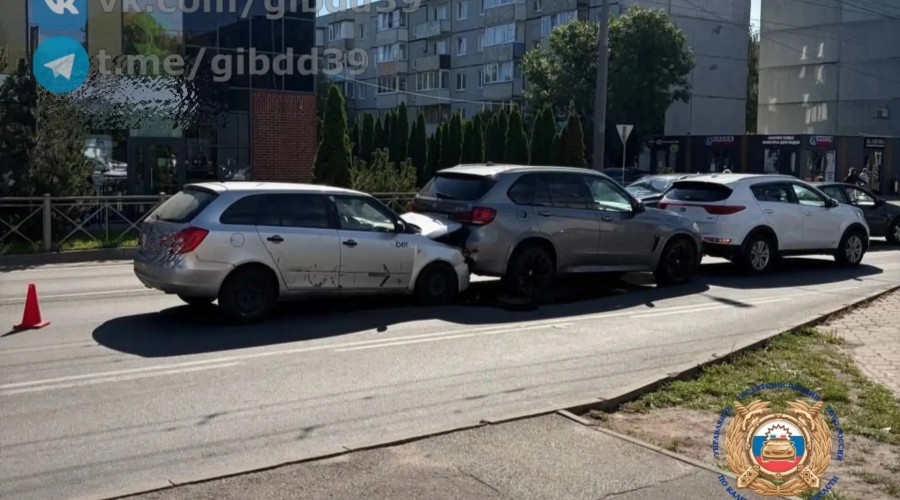 В Калининграде на улице Ульяны Громовой столкнулись три автомобиля, пострадал ребенок
