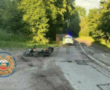 В Гусевском округе мотоциклист без шлема пострадал в ДТП