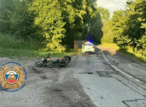 В Гусевском округе мотоциклист без шлема пострадал в ДТП