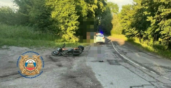 В Гусевском округе мотоциклист без шлема пострадал в ДТП