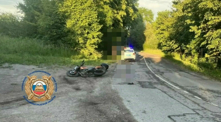 В Гусевском округе мотоциклист без шлема пострадал в ДТП
