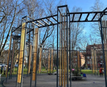 В сквере «Вектор» в Зеленоградске сломаны недавно отремонтированные лавочки-качели