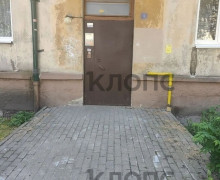 «Запах из квартиры, будто там труп»: жильцы дома в Калининграде жалуются на соседку