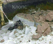 Балкон разрушен, у подъезда — завалы: под Калининградом крыша не выдержала веса льда (фото инцидента)