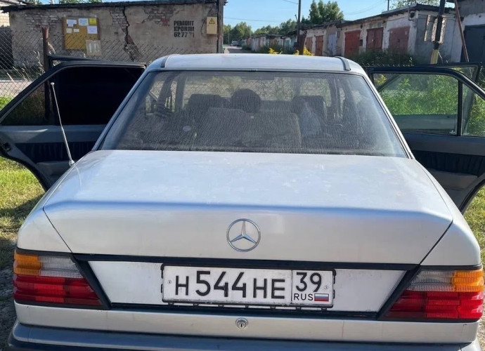 Mercedes-Benz W124, 1990