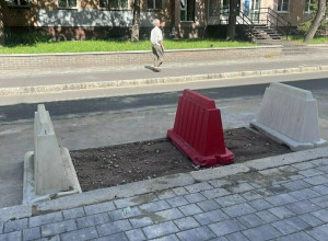 На улице Генерала Галицкого в Калининграде ликвидировали провал, в который провалился автомобиль