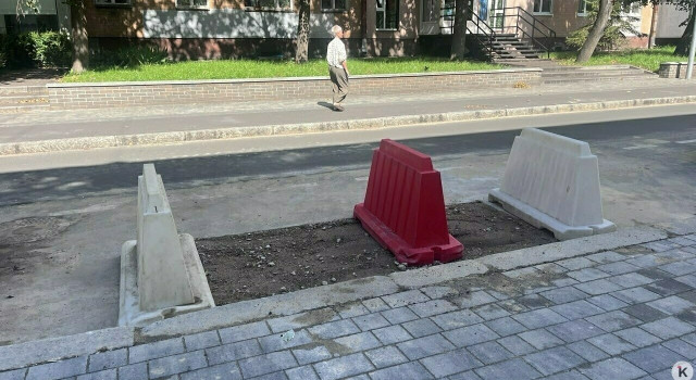 На улице Генерала Галицкого в Калининграде ликвидировали провал, в который провалился автомобиль