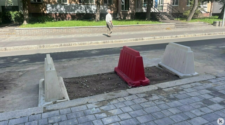 На улице Генерала Галицкого в Калининграде ликвидировали провал, в который провалился автомобиль