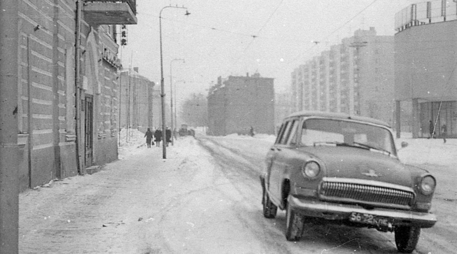 Калининград зимой 1976–1977 годов: улица Фрунзе и «Волга» у «Янтарьэнерго»