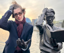 На острове Канта в Калининграде установили скульптуру студента с книгой Канта