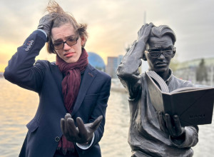На острове Канта в Калининграде установили скульптуру студента с книгой Канта