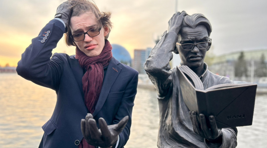 На острове Канта в Калининграде установили скульптуру студента с книгой Канта