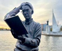 На острове Канта в Калининграде установили скульптуру студента с книгой Канта
