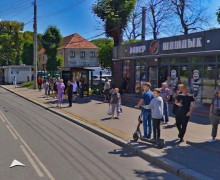 На проспекте Калинина подростки на электросамокате сбили женщину и скрылись