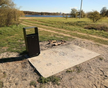 Неизвестные повредили зону отдыха на побережье Калининградского залива и похитили два мангала