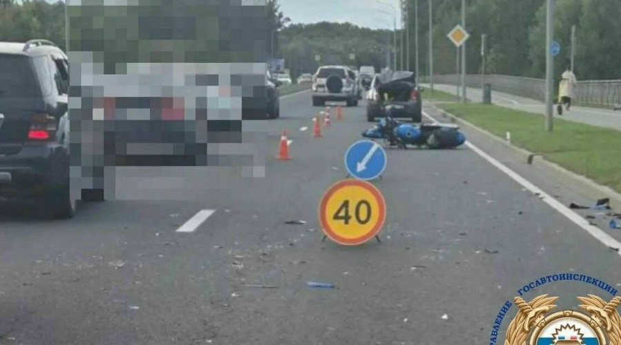 В Калининграде 19-летний мотоциклист с протезом ноги и без водительских прав протаранил идущую впереди легковушку