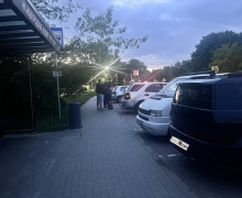 В Калининграде мать с ребёнком едва не пострадала на новой остановке «Новгородская»