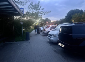 В Калининграде мать с ребёнком едва не пострадала на новой остановке «Новгородская»