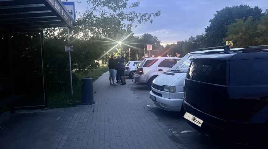 В Калининграде мать с ребёнком едва не пострадала на новой остановке «Новгородская»