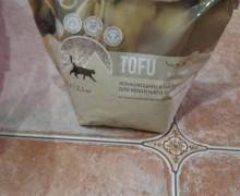 Продам кошачий домик-туалет и лежанку