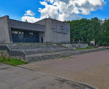 В Славске на месте аварийного кинотеатра «Октябрь» обустроят открытую киноплощадку