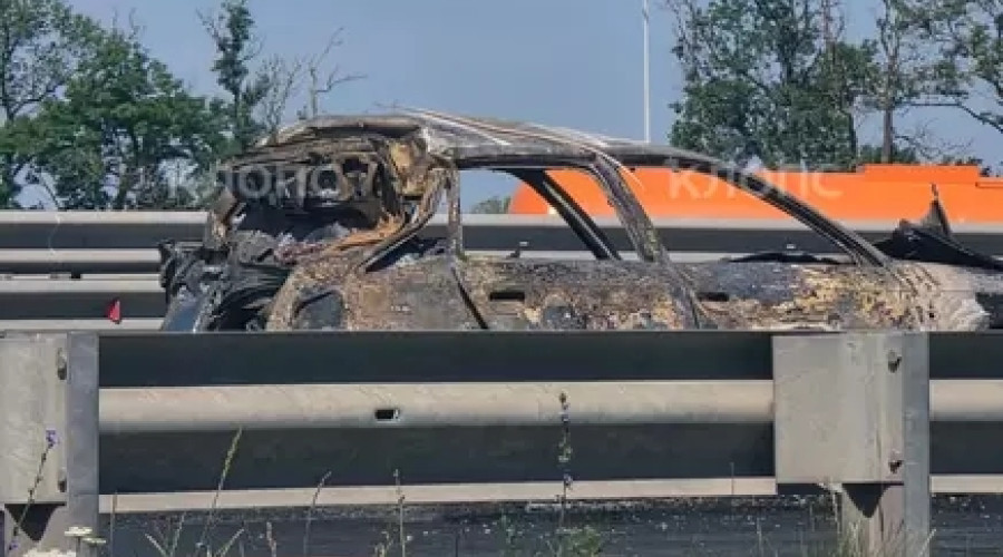 На Северном обходе Калининграда столкнулись грузовик и Audi, легковушка сгорела