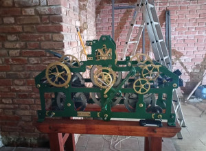 В замке Рагнит завершают монтаж механических часов, созданных калининградским мастером