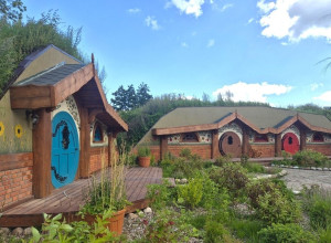 В замке Прейсиш-Эйлау завершают работы в таверне и гостевых домиках в стиле хоббитской деревни