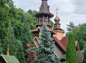 Деревянный храм и тихий берег залива в Ладушкине