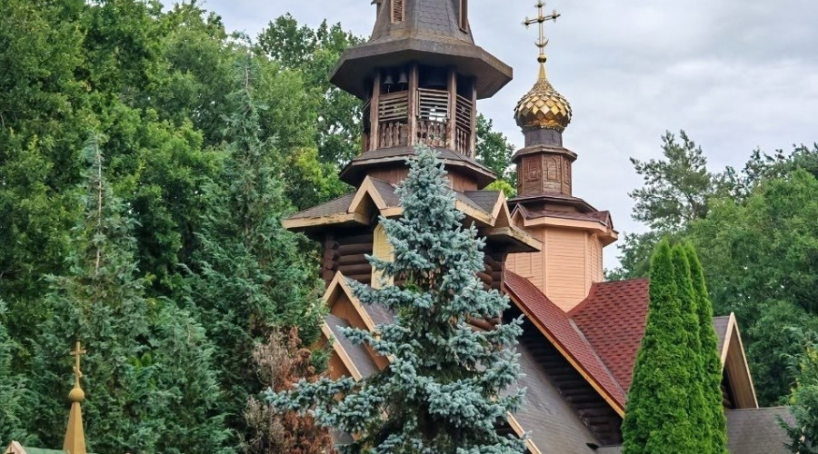 Деревянный храм и тихий берег залива в Ладушкине