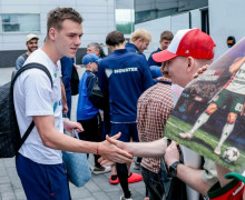 Сборную России по футболу встретили хлебом-солью в Калининграде