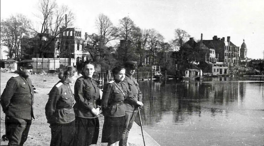 Медицинский персонал госпиталя на набережной Прегеля в мае 1945 года